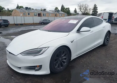 2019 Tesla Model S 100D/75D/Long Range/Standard Range z USA, uszkodzony, nr VIN 5YJSA1E28KF348302